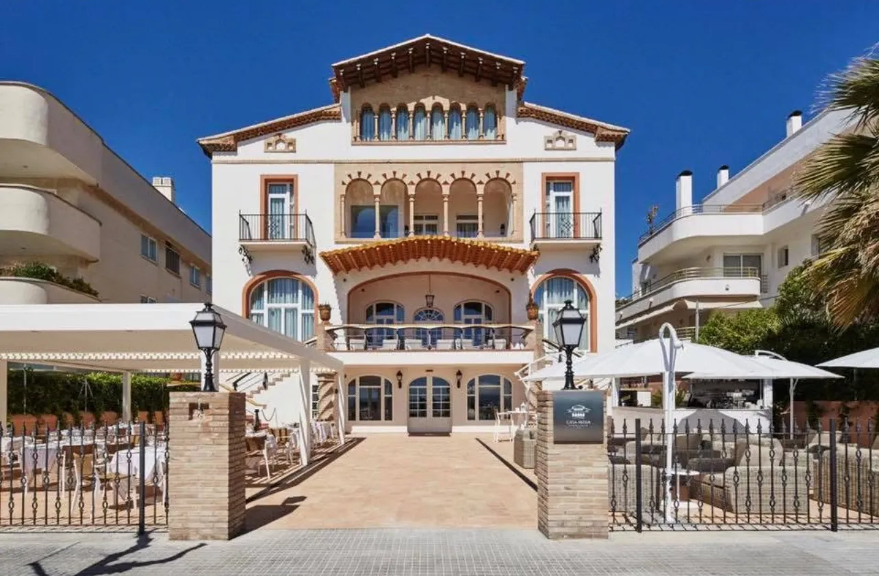 Hotel Casa Vilella · Luz y detalle junto al mar